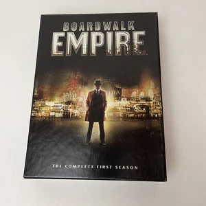 HBO Boardwalk Empire Complete First Season, 5 Discs DVD Set - Foto 1 di 8