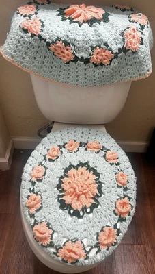 Juego de baño vintage años 70 hecho a mano ganchillo PRECIOSO FLORAL tapa y cubierta de tanque ÚNICO EN SU CLASE Foto 1 de 3