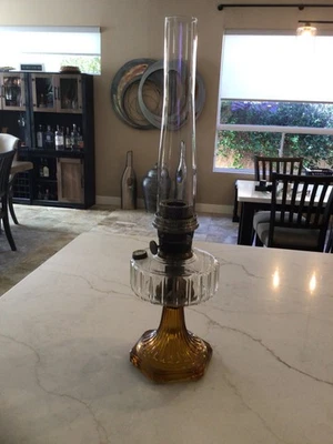 Lámpara de aceite Aladdin B-106 Corinthian transparente sobre ámbar con quemador modelo B 1936 Foto 1 de 4