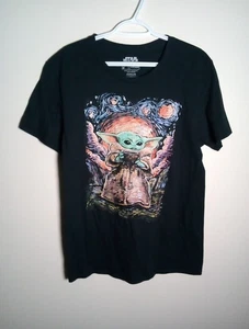 Star Wars Grogu Mandalorian Sipping Starries Medium schwarzes T-Shirt. - Bild 1 von 4