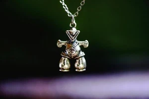 National Treasure Dogu Miniature Series - Collar Colgante “Diosa Enmascarada” - Imagen 1 de 6