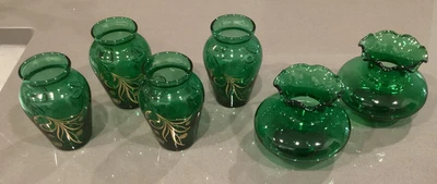 SIX ANCHOR HOCKING Vintage Emerald Green Glass Small Vases, 2 Fluted, 4 Gld Leaf - Image 1 of 3