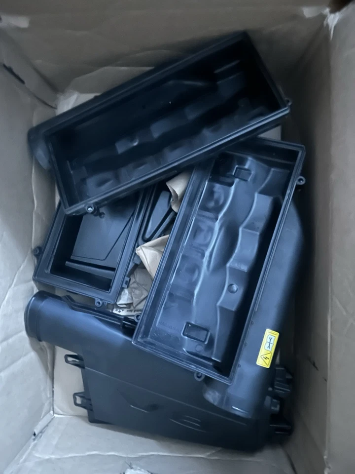 2013 Mercedes-Benz E550 4matic Left And Right Airbox - Image 1 of 1