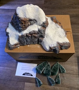 Department 56 5227-2 Medium Village Mountain mit Schnee & Bäumen - Bild 1 von 10