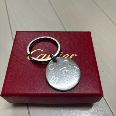 Portachiavi tipo medaglia logo originale Cartier cinturino metallo argento ci... - Immagine 1 di 4