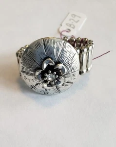 ~Blooming Beach party Beach Party white stretch ring paparazzi jewelry~ - Picture 1 of 2