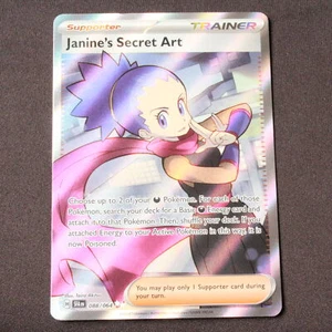 Pokémon SV: Shrouded Fable Ultra Raro Holofoil Janine's Secret Art 088/064 Casi Nuevo - Imagen 1 de 2