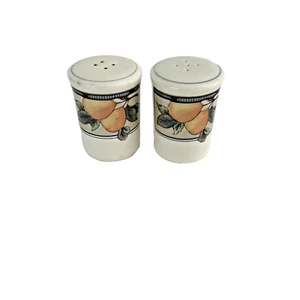 Juego de coctelera de sal y pimienta Mikasa Intaglio Garden Harvest con tapones - Imagen 1 de 4