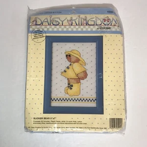 Vintage Bucilla Daisy Kingdom gezählt Kreuzstich Slicker Bär 5”x7” NEU NOS - Bild 1 von 2