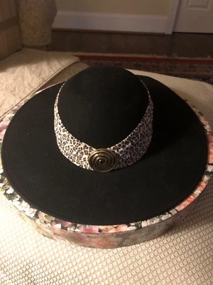 Sombrero Whittall & Shon 100% fieltro lana - negro con detalle animal print Foto 1 de 2