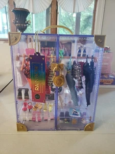Rainbow High Puppe Deluxe Mode Kleidung Schuhe etc. Schrank TRAGEBOX mit Zubehör - Bild 1 von 12