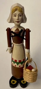 "Estatuilla vintage de dama peregrina con cesta de madera de 5,75"" de alto" - Imagen 1 de 6