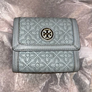 Tory Burch Mini Geldbörse mit Dreifachfaltung in Puderblau - Bild 1 von 4