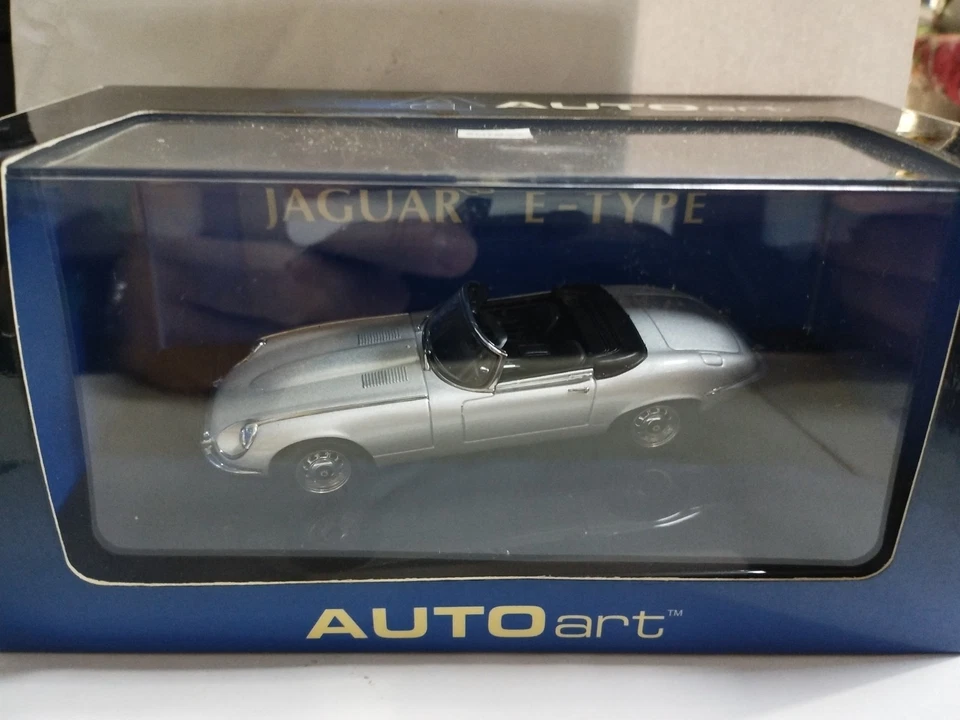 AUTOart Jaguar E-type Roadster Serie III V12 Silver Scala 1/43 - Immagine 1 di 1