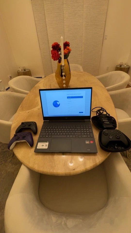 Portátil para juegos HP Victus + 3 mandos Xbox Foto 1 de 1