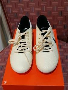 Nuevos botines de fútbol para hombre 5,5 para mujer 7 Nike Legend 10 Club FG MG crema nuevos - Imagen 1 de 7