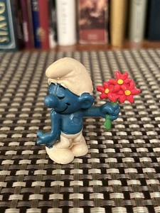 Vintage Peyo Schleich 1978 Smurf Figure Shy Timid Insecure Flowers Bouquet - Picture 1 of 2
