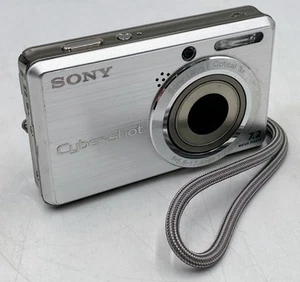 Sony Cyber-Shot DSC-S750 Digital Camera, 7.2MP, No Memory Stick - Picture 1 of 6