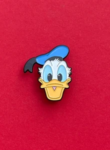 Pin/Anstecknadel/Emaille-Brosche für DONALD DUCK* Fans/Ente/blaue Mütze - Bild 1 von 2