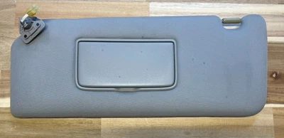 Nissan Titan 2004-2014 lado del conductor gris parasol LH iluminado parasol OEM Foto 1 de 3