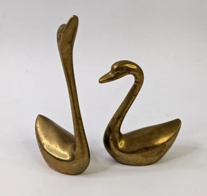 Par de estatuillas pequeñas de pájaro moderno de mediados de siglo MCM de gansos cisnes de latón macizo vintage - Imagen 1 de 5