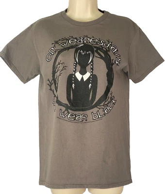 Camiseta gris Wednesday Addams, "Los miércoles vestimos de negro" Addams Family S Foto 1 de 4