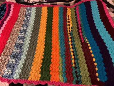 CÁLIDA Y ACOGEDORA MANTA MULTICOLOR TEJIDA A MANO Foto 1 de 3