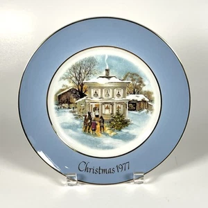 Vintage 1977 Avon Christmas Decorative Plate Carollers In the Snow w/ Gold Trim - Picture 1 of 15