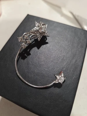 Brazalete de oreja celestial con diamantes de imitación en tono plateado Foto 1 de 3