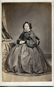Photographic portrait of a woman in a fine dress - Glasgow, Scotland circa 1860s - Bild 1 von 2
