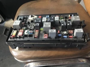 2012  CAMARO SS UNDERHOOD FUSEBOX FUSE JUNCTION BOX P/N 22760635 - Picture 1 of 5
