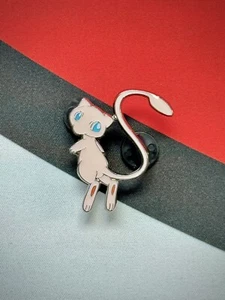 Spilla Mew Destino Nascosto Collezione Spilla Smaltata Metallo Nuova Pokemon 2019 - Foto 1 di 1