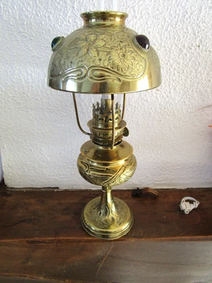 ancienne lampe à petrole parisienne en laiton decor repoussé - Photo 1/4