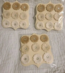 (3) Flores de papel inteligentes artesanales para álbumes de recortes en tonos beige con adornos - Imagen 1 de 4