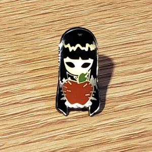 OOAK Emily The Strange Spilla Smaltata Ragazza Goth Apple Da Collezione Hot Topic Tack PI1 - Foto 1 di 8