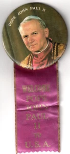 Vintage 'WELCOME POPE JOHN PAUL II TO THE USA' PINBACK BUTTON w/ RIBBON! - Bild 1 von 1
