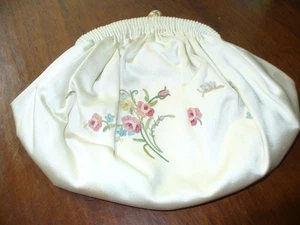 Bestickte Clutch mit kleinem Blumenmotiv Made in France - Bild 1 von 13