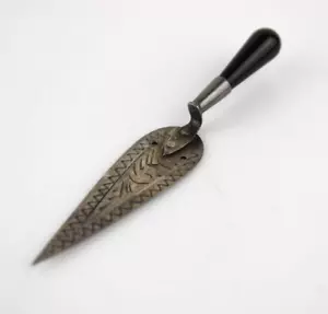 Piccolo Segnalibro in Metallo Vintage Antico D'Epoca Forma Cazzuola Argento 925 - Foto 1 di 7
