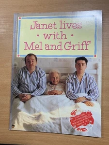 1988 "JANET LIVES WITH MEL & GRIFF" HUMOUR LARGE PAPERBACK BOOK (LL) - Imagen 1 de 9
