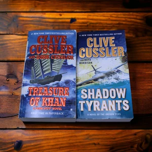 Lot of 2 Clive Cussler Paperback Treasure of Khan Shadow Tyrants - Bild 1 von 11