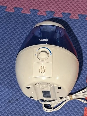 Vicks Humidifier VUL520W Mini Cool Mist Filterless Tested - Image 1 of 2