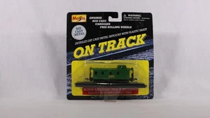 Maisto Die Cast Metal On Track 128 Green Train Caboose W/ Track Piece - Foto 1 di 3