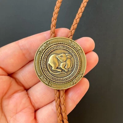 Collar de boda redondo de latón en relieve Rata Balo Bolo lazo café cuero PU cuerda Foto 1 de 4