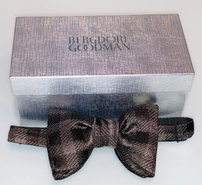 ПОДЛИННЫЙ TOM FORD БОЛЬШОЙ 100% ШЕЛК ШОКОЛАД ЧЕК ГАЛСТУК-БАБОЧКА ПРЕДВАРИТЕЛЬНО ЗАВЯЗАННЫЙ $525 BERGDORF'S!! - Изображение 1 из 4
