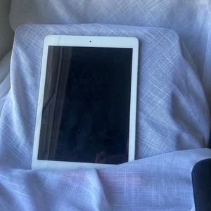 Apple iPad Air 1st Gen (A1475) Turns On And Works But Screen Is Cracked (photos) - Picture 1 of 10