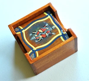 Set sottobicchieri in legno dipinti a mano australiani arte aborigena fetish laccato colorato - Foto 1 di 13
