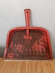 Vintage metal industrial dust pan dustpan red paint worn Rusty farmhouse USA  - Picture 1 of 10