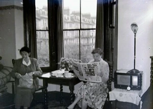 Unknown Ladies In A Hotel Lounge - Vintage Glass Plate Negative 1950s / 60s - Picture 1 of 3