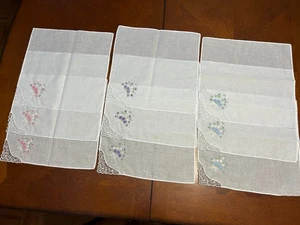 Set (9) Leinen bestickt Cocktail Servietten Taschentücher Cutwork 3 Farben - Bild 1 von 3