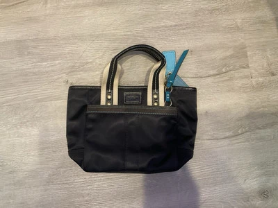 Bolsa satchel vintage COACH Hampton mini preta e azul com acabamento em couro - Imagem 1 de 3